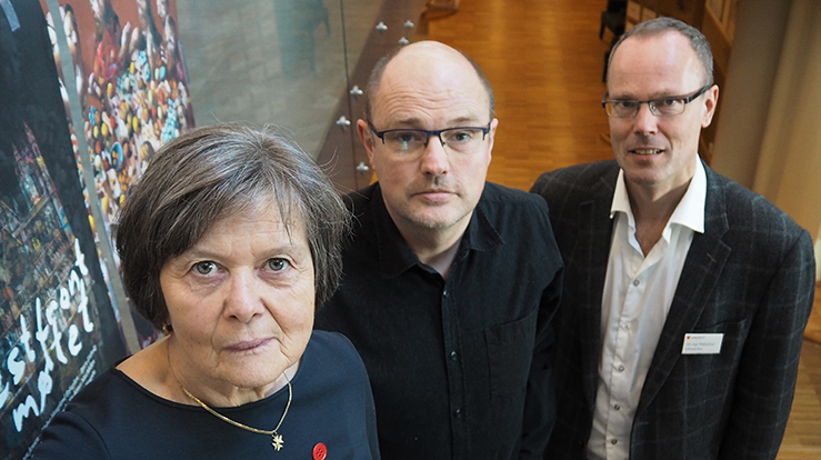 Biskop Helga Haugland Byfuglien, avdelingsdirektør Øystein Dahle i KA og avdelingsdirektør Ole Inge Bekkelund i Kirkerådet beklager at den nye personvernlovgivningen fører til at barn heretter vil bli døpt «anonymt». (Foto: KA)