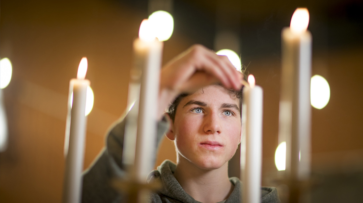 Tre av ti sier de tror på Gud i Kirkerådets nyeste medlemsundersøkelse. Foto: Bo Mathisen