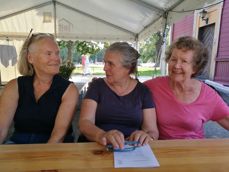 Eva Kristin Nergård, Dorette Engby og Ragnhild Jackson nyter skyggen og roen i teltet i "Kirkehagen". (Foto: Kirkerådet)