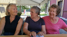 Eva Kristin Nergård, Dorette Engby og Ragnhild Jackson nyter skyggen og roen i teltet i "Kirkehagen". (Foto: Kirkerådet)