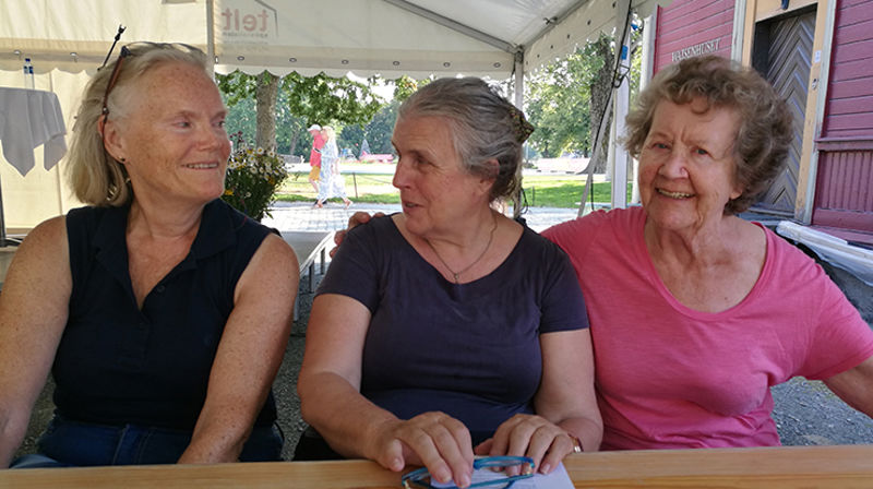 Eva Kristin Nergård, Dorette Engby og Ragnhild Jackson nyter skyggen og roen i teltet i "Kirkehagen". (Foto: Kirkerådet)