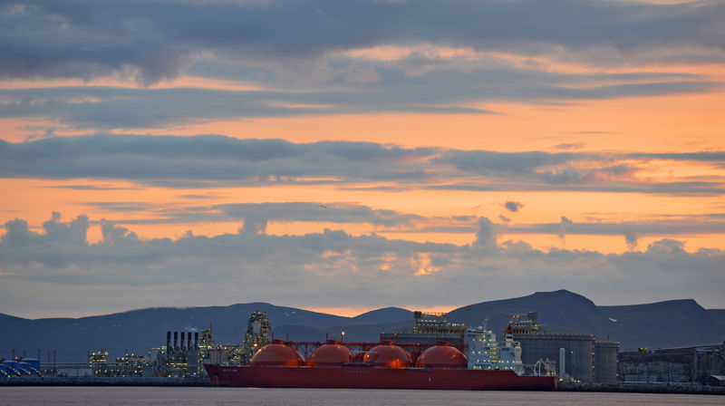 Hammerfest LNG på Melkøya i Hammerfest. Biskop Tor B. Jørgensen og biskop Olav Øygard skal 29.-30. juni besøke anlegget som mottar gass fra Snøhvit- feltet. Foto: Harald Pettersen/Statoil