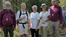 22. august overtok svenskene stafettpinnen til Klimapilegrim 2015. Fra venstre biskop i Borg, Atle Sommerfeldt, kronprinsesse Mette-Marit, Anne-Marie Helland, generalsekretær i Kirkens Nødhjelp, kronprinsesse Victoria og biskop Per Eckerdal i Göteborg stift. Foto: Kirkens Nødhjelp