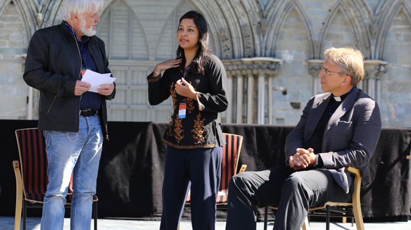 Tomm Kristiansen fra NRK (t.v.) ledet samtalen da Rabia Waqar fra Kirkens Nødhjelp i Pakistan diskuterte konsekvensene av klimaendringene i hennes hjemland med blant annet generalsekretær i Kirkenes verdensråd, Olav Fykse Tveit. Foto: Aina Johnsen Rønning /Kirkens Nødhjelp