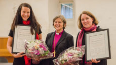 Biskop Helga Haugland Byfuglien med de årets to Olav-stipendiatar, Ellen Aasland Reinertsen og Rose-Marie Skarsten. Foto: Bispemøtet