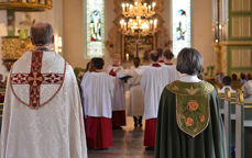 Biskop Olav Øygard og biskop Helga Haugland Byfuglien på vei inn til gudstjenesten i Oslo domkirke under åpningsgudstjenesten i oktober i fjor. (Foto: Hege Flo Øfstaas/Bispemøtet) 