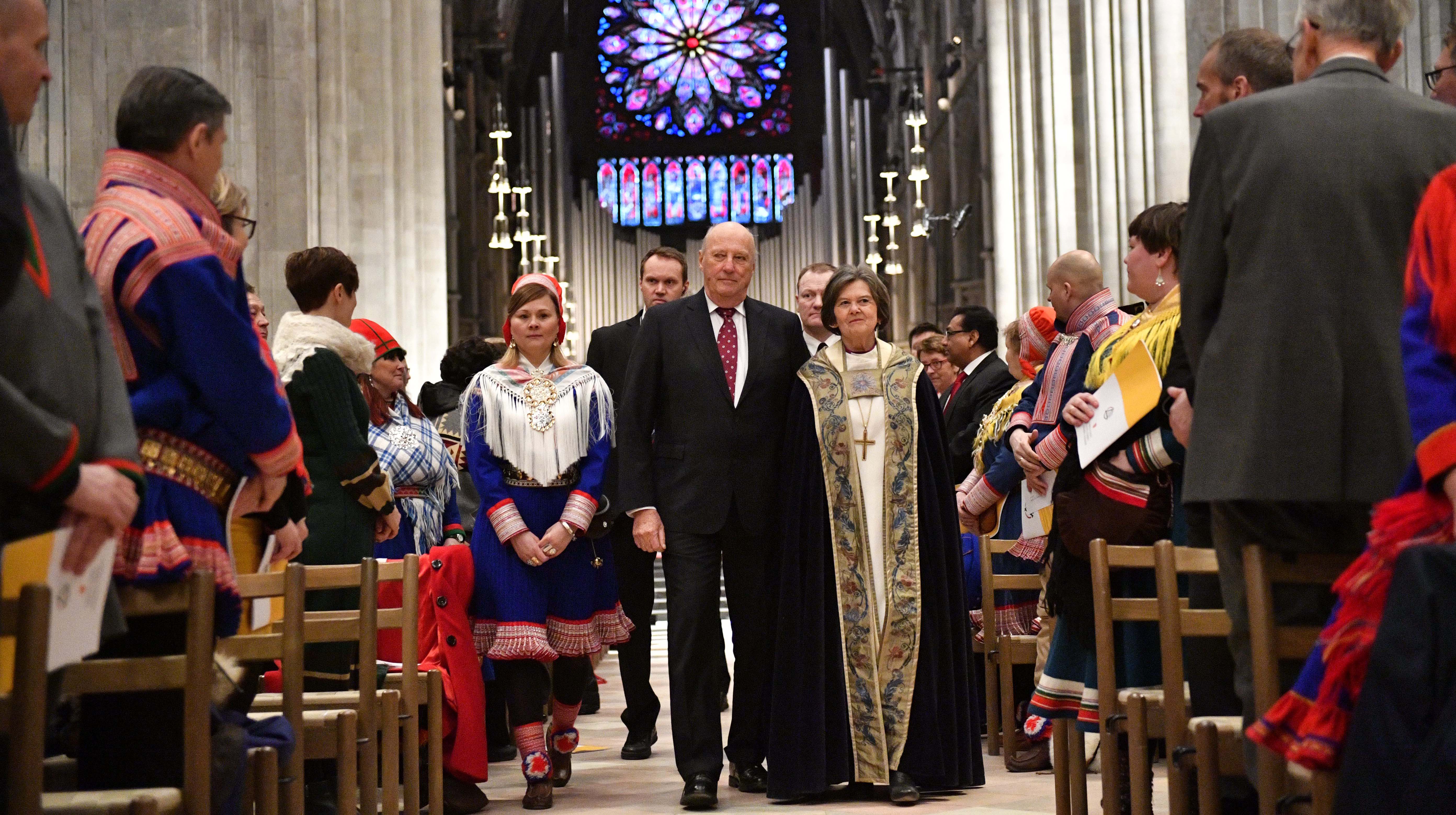 Fra jubileums- gudstjenesten 2. juni i forbindelse med Tråante 2017 i Nidarosdomen. Fra venstre Sara Ellen Anne Eira, leder i samisk kirkeråd, H.M. Kongen og biskop Helga Haugland Byfuglien. Foto: Ole Martin Wold / NTB scanpix