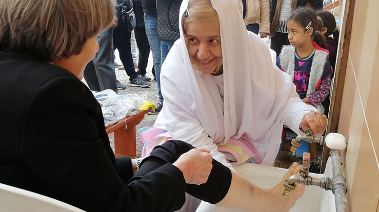 Biskop Haugland Byfuglien får vasket sine føtter av Mama Maggie. 