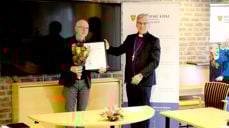 Stein Ellinggard mottok Olavstipend 2021 av preses Olav Fykse Tveit. Foto Thomas Berbom