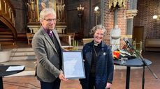 Preses Olav Fykse Tveit delte ut Olavstipendet 2023 til Brita Hardeberg. Foto: Kirkerådet / Den norske kirke