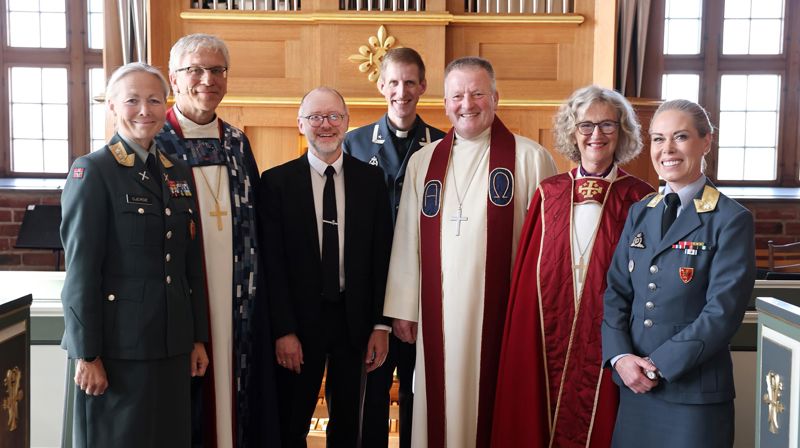 Sjef Forsvarsstab Generalløytnant Ingrid Gjerde, preses Olav Fykse Tveit, slottskirkens kantor Lars Notto Birkeland, prest i slottskirken major Trygve Tyreid, sjef Forsvarets tros- og livsynskorps Brigader Knut Espen Høidal, biskop Kari Veiteberg, kommandant Akershus festning/sjef Forsvarets Fellestjenester brigader Gyda Ellefsplass Olssen