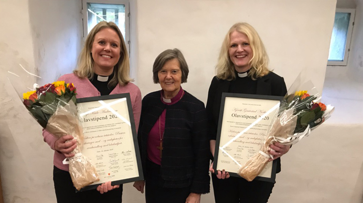 Synstolkning: Foto av fra venstre: Kjersti Gautestad Norheim, sokneprest i Birkeland menighet, preses Helga Haugland Byfuglien og Silje Kivle Andreassen, sokneprest i Holmlia menighet med diplomer for Olavstipend 2020.