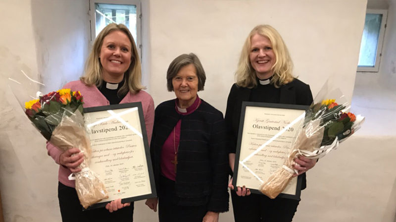 Synstolkning: Foto av fra venstre: Kjersti Gautestad Norheim, sokneprest i Birkeland menighet, preses Helga Haugland Byfuglien og Silje Kivle Andreassen, sokneprest i Holmlia menighet med diplomer for Olavstipend 2020.