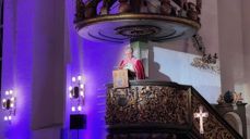 - Håp handlar ikkje om å berre bruke større ord. Det handlar om å gjere Guds gjerning i denne verda, sa preses Olav Fykse Tveit i sin preken ved Kirkens Nødhjelps 75 års feiring i Oslo Domkirke. Foto: BM/TB