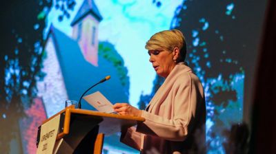 Kirkerådets leder Kristin Gunleiksrud Raaum i åpningstalen: Det skal ikke herske tvil om at engasjement for et truet skaperverk angår en kirke som bekjenner Gud som skaper av universet og alt som lever, Jesus som frelser av hele kosmos og Ånden som livgiver.