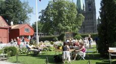 Kirkehagen utenfor Waisenhuset byr på hygge, kaffe og vafler - en samtale og hvilepuls