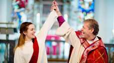 Nyvigslet kantor Hanna Louise Husøien og biskop Per Arne Dahl. (Foto: Bo Mathisen.)