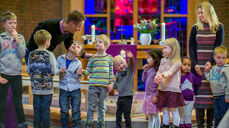 Barnekor under en gudstjeneste i Sofiemyr kirke. (Foto: Bo Mathisen)