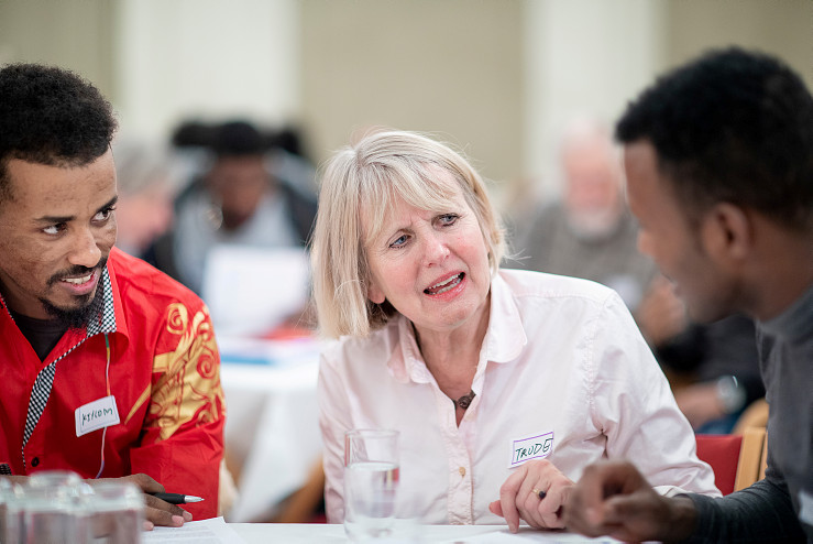 I språkkafeen i Uranienborg menighet skjer mange gode møter mellom mennesker med ulik bakgrunn. (Foto: Bo Mathisen)