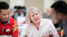 I språkkafeen i Uranienborg menighet skjer mange gode møter mellom mennesker med ulik bakgrunn. (Foto: Bo Mathisen)