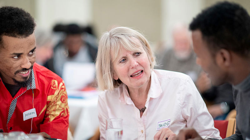 I språkkafeen i Uranienborg menighet skjer mange gode møter mellom mennesker med ulik bakgrunn. (Foto: Bo Mathisen)