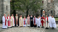 Liturgi-deltakere fra messen i Nidarosdomen utstilt utenfor Vestfronten. (Foto: Nidaros domkirkes menighet)