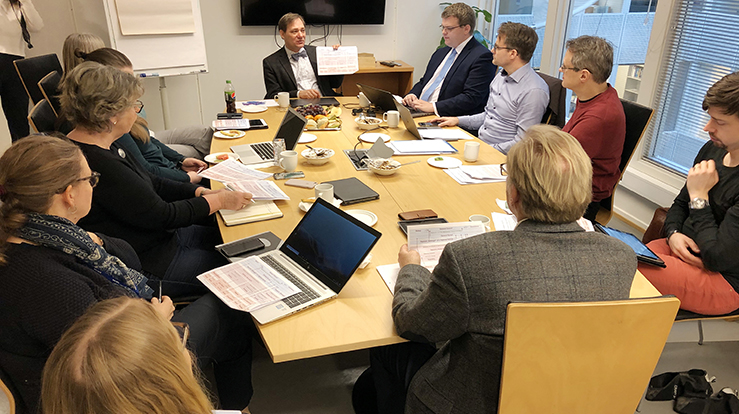 Dr. Patrick Roger Schnabel, universitetslektor i kirkerett ved Universitetet i Potsdam, var invitert til arbeidsgruppen 24. februar for å orientere om kirkelige organer og valgordninger i de protestantiske kirkene i Tyskland.  