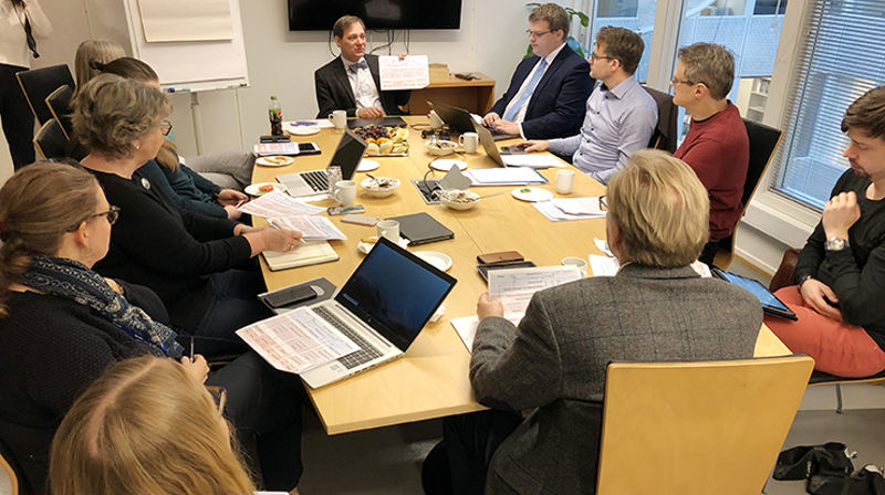 Dr. Patrick Roger Schnabel, universitetslektor i kirkerett ved Universitetet i Potsdam, var invitert til arbeidsgruppen 24. februar for å orientere om kirkelige organer og valgordninger i de protestantiske kirkene i Tyskland.