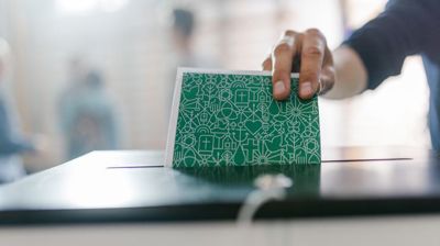 Møter du opp i et valglokale, kan du avlegge din stemme i en klassisk stemmeurne.