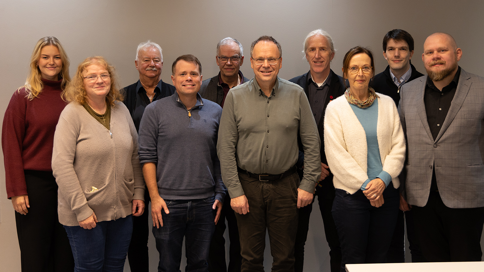 Medlemmer og varamedlemmer i digitalvalgstyret samlet i Oslo 12. oktober 2026. Bak fra venstre: Regine Vetleseter Strangstad, Roar Olsen, Jo Hedberg, Sveinung Moesgaard Skjesol, Marius Berge Eide. Framme fra venstre: Ingjerd Breian Hedberg, Andreas Holm, Gunnar Winther, Torild Skogsholm og Roar Moen.