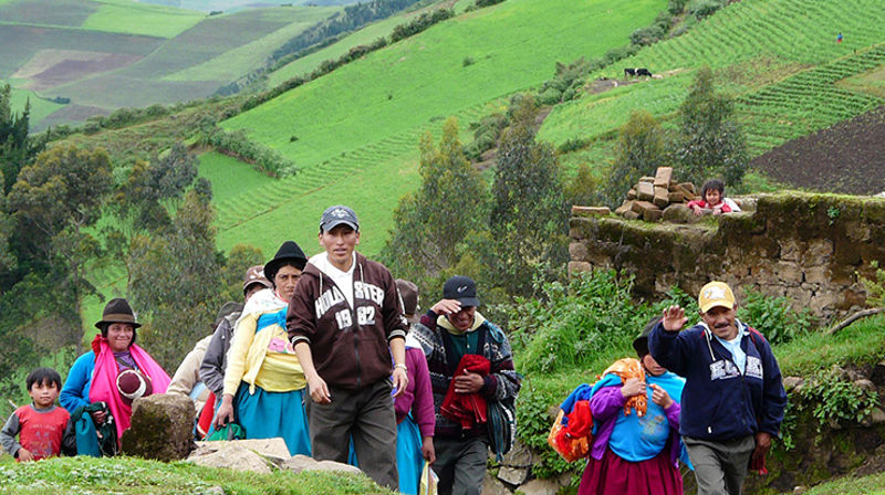 Indianere i Ecuador på vei til kirken. (Foto: Hans Thore Løvaas)