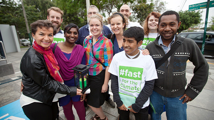 Unge voksne fra Det lutherske verdensforbund møtte den daværende sjefen for FNs klimaforhandlinger, Christiana Figueres, på klimatoppmøtet i Peru i 2014.  (Foto: LVF/Sean Hawkey)