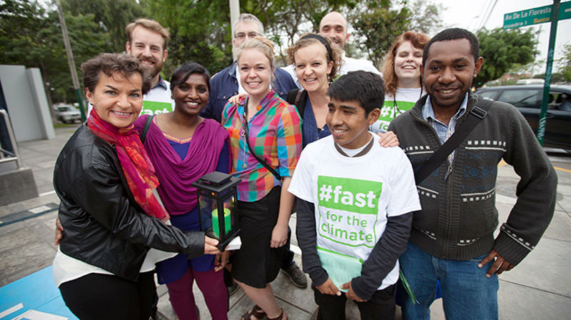 Unge voksne fra Det lutherske verdensforbund møtte den daværende sjefen for FNs klimaforhandlinger, Christiana Figueres, på klimatoppmøtet i Peru i 2014.  (Foto: LVF/Sean Hawkey)