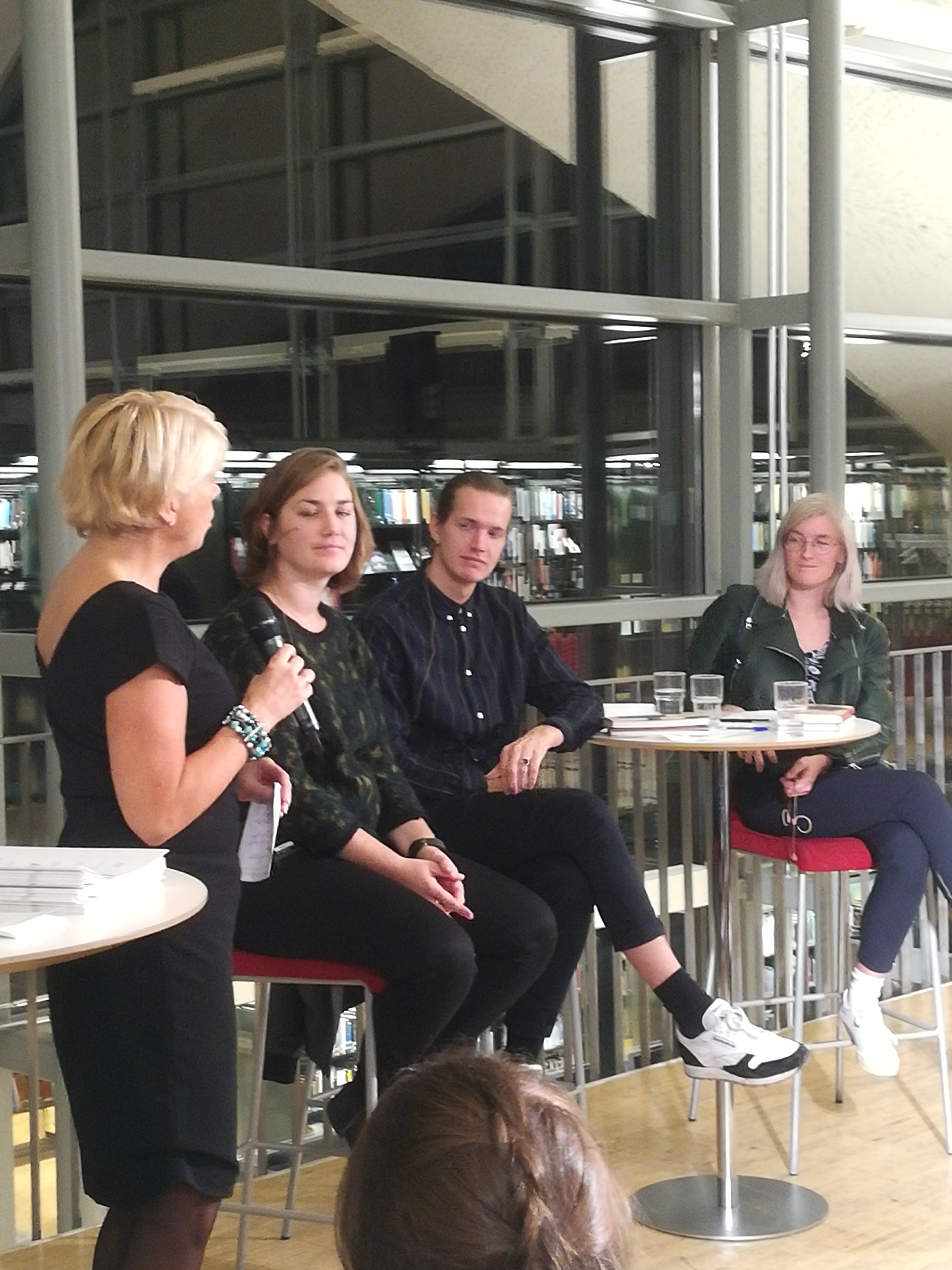 f.v.: Kirkerådets leder Kristin Gunleiksrud Raaum, forfatterne Kristin Buvik Sivertsen og Thomas Espevik og prest Ingrid Nyhus. Foto: Kirkerådet