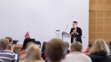 Ufung-leiar Silje Smørvik ynskjer velkomen til Ungdommens kyrkjemøte! Her avbileta på UKM i 2019. Foto: Kyrkjerådet