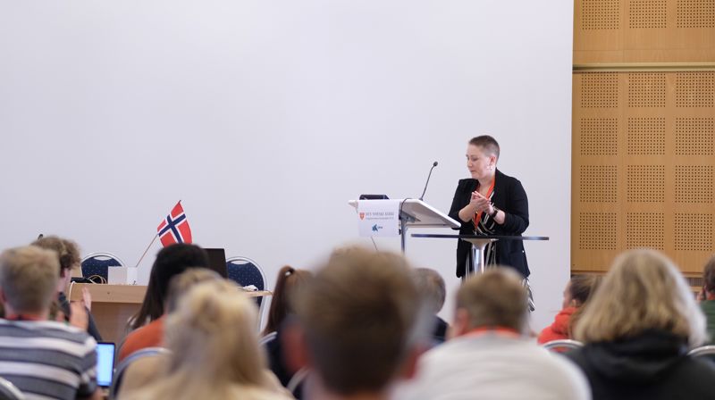 Ufung-leiar Silje Smørvik ynskjer velkomen til Ungdommens kyrkjemøte! Her avbileta på UKM i 2019. Foto: Kyrkjerådet