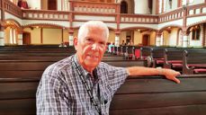 Egil Olav Hagland er kirkevert når tusenvis av cruiseturister strømmer til Vår Frelsers kirke i sommerhalvåret. – I år kom det noen fra Australia, det var hyggelig siden jeg har bodd der.