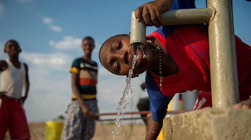 Endelig har Richard Wilson fått rent vann. (Foto: Kirkens Nødhjelp)