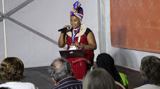 Faustina Nillan Manyangu fra Tanzania var på scenen for historiefortellinger og snakket om arbeidet mot kjønnsdiskriminering og overgrep i hennes egen kirke.