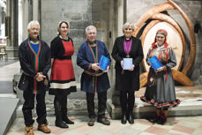 Under lanseringen i Nidarosdomen. Fra venstre: Bierna Bientie, forhenværende sørsamisk prest, Ingeborg Kvammen, generalsekretær i Bibelselskapet, Sigfred Jåma, leder i Saemien Åålmegeraerie, biskop Herborg Finnset, Tove Lill Labahå Magga, rådgiver i Samisk kirkeråd. Foto: Elin Iversen (C) Bibelselskapet 2018 