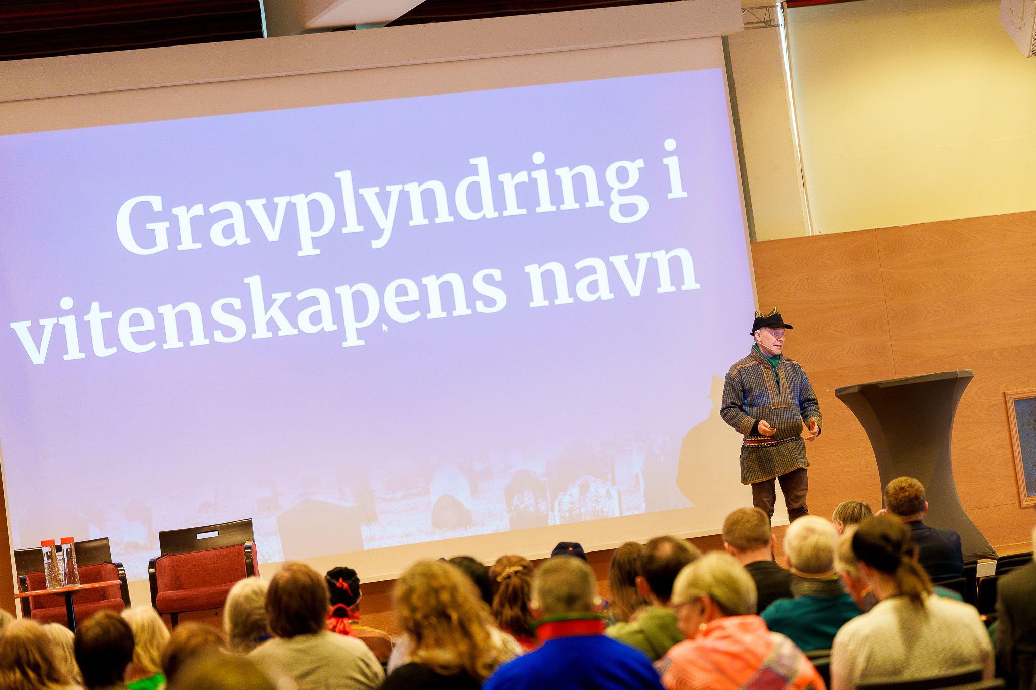 Jurist Ánde Somby om ulike aspekter ved gjenbegravelse. (Foto: Den norske kirke/Ørjan Marakatt)