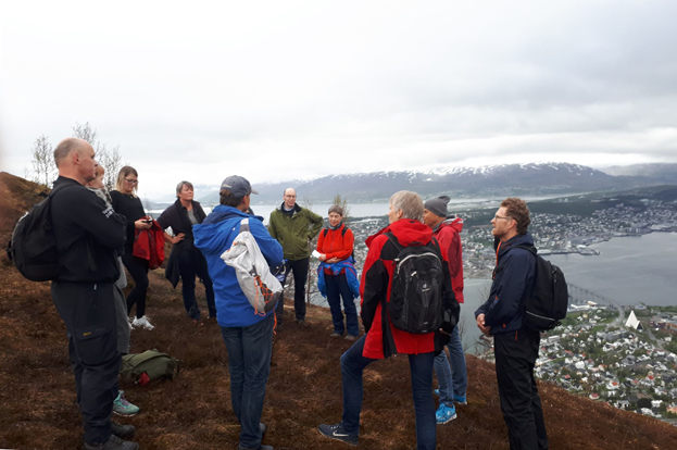 Rådgivere på Fløyfjellet i norsk ruskevær. (Foto: Knut Hallen)