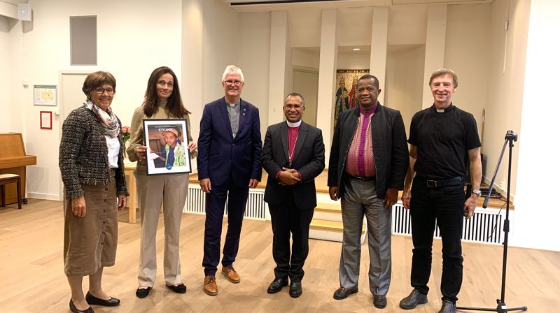 Fra venstre: Else Storaas Vatne fra NMS, Torild Egeland Engh fra Ris menighetsråd, Helge Gaard, generalsekretær i NMS, NMS’ gjester kirkepresident Denis og visepresident Soloson, begge fra den gassisk lutherske kirken på Madagaskar, Paul Erik Wirgenes, sokneprest i Ris menighet. (Foto: Line Andreassen)