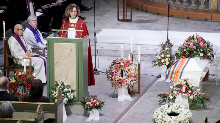 Biskop Kari Veiteberg holder inngangsbønn under bisettelsen av Karen-Christine Friele i Oslo domkirke mandag. T.v. sitter Halvor Moxnes og Siri Sunde. Foto: Stian Lysberg Solum / NTB / POOL