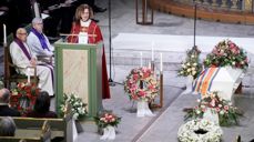 Biskop Kari Veiteberg holder inngangsbønn under bisettelsen av Karen-Christine Friele i Oslo domkirke mandag. T.v. sitter Halvor Moxnes og Siri Sunde. Foto: Stian Lysberg Solum / NTB / POOL