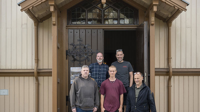 Orgelbyggerne fra TH. Frobenius & Sønner orgelbyggeri på kirketrappen