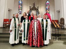 Mange sto bak høymessen i Tønsberg domkirke i dag. Fra venstre ser vi Jan Terje Christoffersen, sokneprest i Tønsberg domkirke, Brooke Bakken, kirkeverge i Færder, Sveinung Hansen, ny domprost i Tønsberg domprosti, Espen Melbø, domkantor, Lill Tone Grahl-Jacobsen, leder i Tunsberg bispedømmeråd, Jan Otto Myrseth, biskop i Tunsberg, Ragne Ormbostad, medliturg, Ingulf Bø Vatnar, kapellan i domkirken, Lajla Kollerud, medliturg, og Timothy Ferguson, dirigent for Tønsberg Domkor.