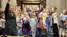 Barne- og familiearbeidet blomstrer i Botne, og under visitasen var det Superonsdagskonsert med Småbarnssang, Minikor og Barnegospel. Undervisningsleder Ingvild Guttormsen Heier leder an. Foto: Knut Edvart Larsen