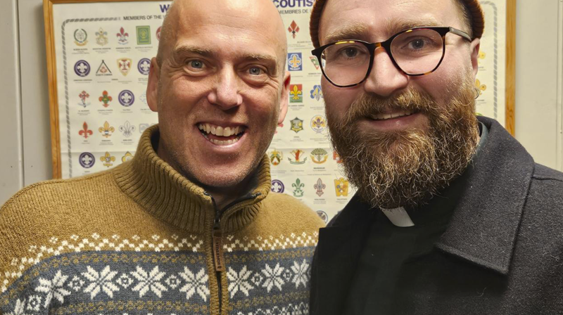 Diakon Andreas Herwig Buer (t.h.) er primus motor for Mennskapskveldene. Her sammen med Vegard Tegnander som setter stor pris på tilbudet. Foto: Knut Edvard Larsen