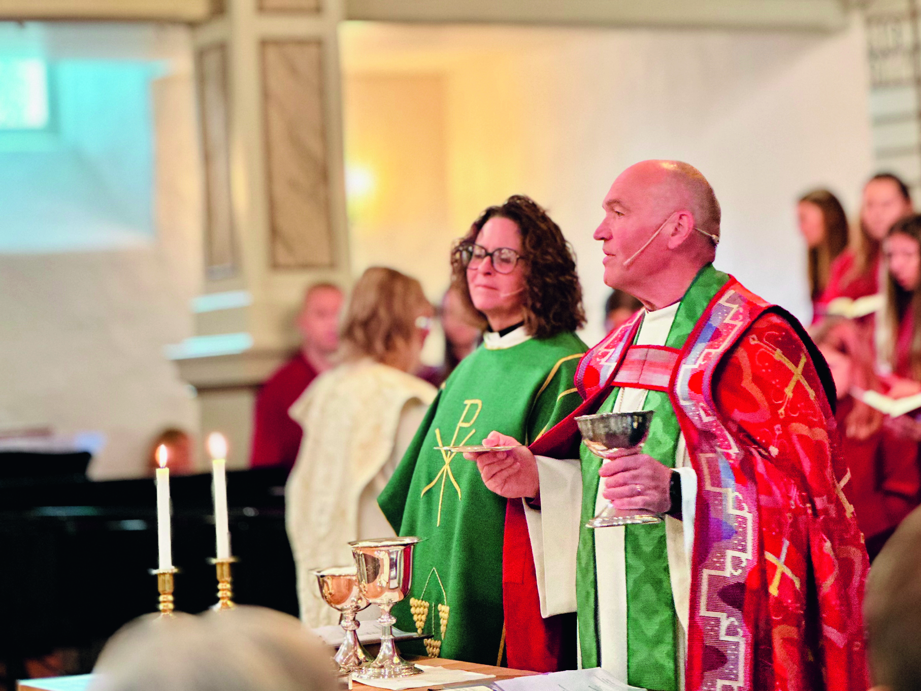 Biskop Jan Otto Myrseth minnet om nattverden som gledens sakrament. Bildet er fra en gudstjeneste i Nøtterøy kirke. Foto: Torill Landaasen